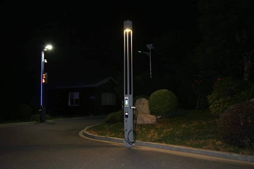太阳能路灯夜间亮灯实拍
